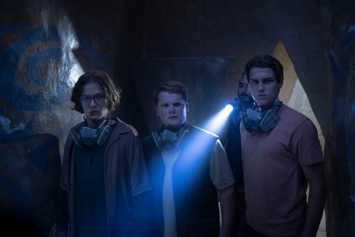 Bob Andrews (Levi Brandl), Justus Jonas (Julius Weckauf), Peter Shaw (Nevio Wendt) & Juan (Pascal Buchsbaum) in Sony Pictures' DIE DREI ??? – TOTENINSEL Foto von: Tomás Correa © Wiedemann und Berg Film GmbH/Deutsche Columbia Pictures Filmproduktion GmbH