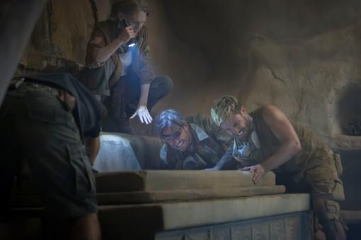 Juan (Pascal Buchsbaum), Dr. Maria Svenson (Katja Lechthaler), Professor Phoenix (Andreas Pietschmann) & Olin (Jannik Schümann) in Sony Pictures' DIE DREI ??? – TOTENINSEL Foto von: Tomás Correa © Wiedemann und Berg Film GmbH/Deutsche Columbia Pictures Filmproduktion GmbH