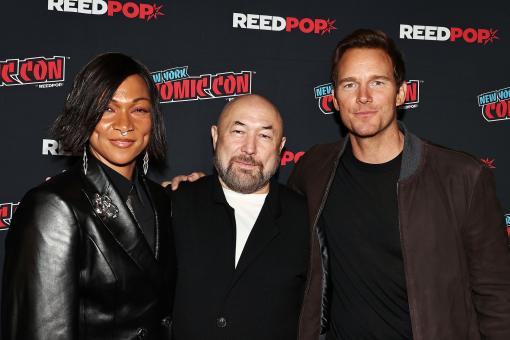 New York, New York – 9.10.25 Offizielles Panel auf der New York Comic-Con für Amazon MGM Studios „Mercy“ mit Chris Pratt und Kali Reis unter der Regie von Timur Bekmambetov. – ABGEBILDET: Kali Reis, Timur Bekmambetov und Chris Pratt – FOTO von: Dave Allocca / Starpix – Ort: Javitz Center