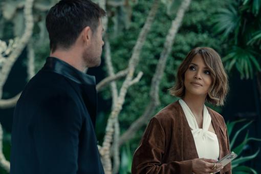 Davis (Chris Hemsworth) und Sharon (Halle Berry) in CRIME 101. Bildnachweis: Merrick Morton © 2025 Amazon MGM Studios Content Services LLC
