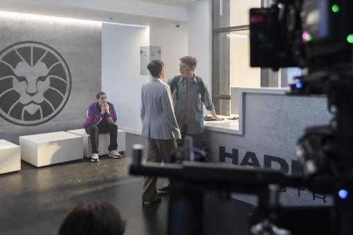 Regisseur Tim Dünschede (links) und Julius Weckauf („Justus Jonas“, rechts) am Set von Sony Pictures' DIE DREI ??? – TOTENINSEL  Foto von: Tomás Correa