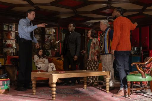 (de gauche à droite) Nicholas Braun dans le rôle de l'officier Tim Derry, Molly Gordon dans celui de Rebecca Hampstead, Kobna Holbrook-Smith dans celui du révérend Hillcoate, Hong Chau dans celui de Beth Pennock, Conleth Hill dans celui de Ham Gilyard et Tosin Cole dans celui de Caleb Merrow dans « Bêêêêtective Privé » d'Amazon MGM Studios. Crédit photo : Alex Bailey  © Sony Pictures Releasing Switzerland GmbH