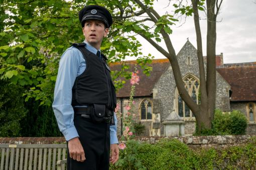 Nicholas Braun incarne l'officier Tim Derry dans « Bêêêêtective Privé » d'Amazon MGM Studios. Crédit photo : Alex Bailey   © Sony Pictures Releasing Switzerland GmbH
