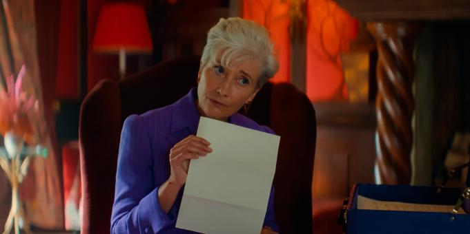 Emma Thompson incarne Lydia Harbottle dans « Bêêêêtective Privé » d'Amazon MGM Studios. Crédit photo : Alex Bailey  © Sony Pictures Releasing Switzerland GmbH