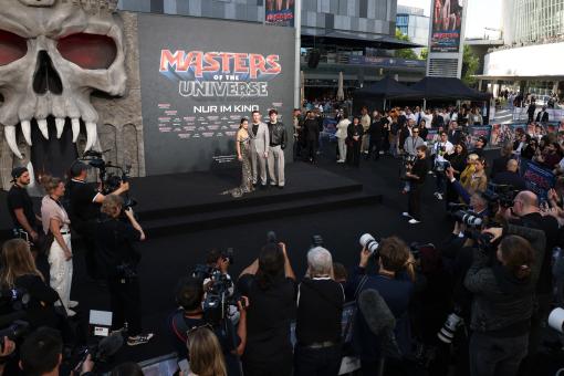 Camila Mendes, Travis Knight et Nicholas Galitzine lors de la première allemande de LES MAÎTRES DE L'UNIVERS à l'UCI LUXE East Side Gallery de Berlin, le 28 mai 2026 (Photo : Gerald Matzka/Getty Images pour Sony Pictures Entertainment Deutschland GmbH)  © 2026 Getty Image