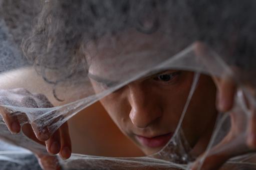 Peter Parker (Tom Holland) regarde à travers la toile d'araignée dans le film SPIDER-MAN™: BRAND NEW DAY de Sony Pictures. Photo : Jay Maidment  © Sony Pictures Releasing Switzerland GmbH. MARVEL et tous les noms de personnages associés : © & ™ 2026 MARVEL. 