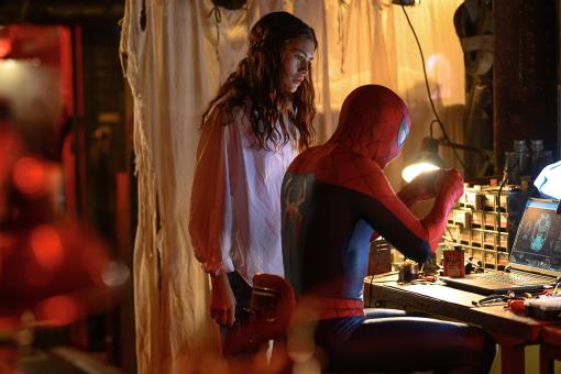 MJ (Zendaya) observe Spider-Man à l'œuvre dans le film SPIDER-MAN™: BRAND NEW DAY de Sony Pictures. Photo : Jay Maidment  © Sony Pictures Releasing Switzerland GmbH. MARVEL et tous les noms de personnages associés : © & ™ 2026 MARVEL. 