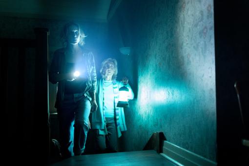Gemma (Amelia Eve) et Elisa Rainier (Lin Shaye) dans INSIDIOUS : AU-DELÀ de ScreenGems.  © Sony Pictures Releasing Switzerland GmbH
