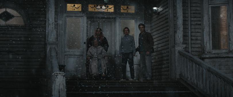 (V.l.n.r.) MAUDE DAVEY als Polly, SOUHEILA YACOUB als Alice, TANDI WRIGHT als Susan und HUNTER DOOHAN als Joseph in Warner Bros. Pictures' und Sony Pictures' EVIL DEAD BURN.  © 2026 Warner Bros. Ent. All Rights Reserved.