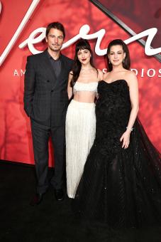 NEW YORK, NEW YORK – 29. SEPTEMBER: Josh Hartnett, Dakota Johnson & Anne Hathaway bei der VERITY-New York-Premiere von Amazon MGM Studios im AMC Lincoln Square am 29. September 2026 in New York, New York. (Foto: Dave Allocca/StarPix)  © 2026 StarPix
