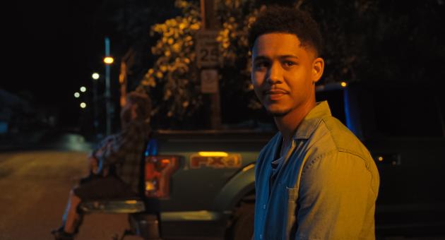 Rhenzy Feliz als Hugo in HOW TO ROB A BANK von Amazon MGM Studios. Bildnachweis: Megan Schoenbachler   © 2026 Amazon Content Services LLC. Alle Rechte vorbehalten.
