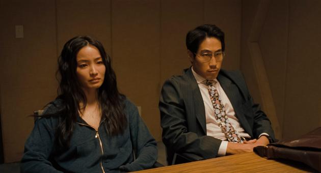 Anna Sawai als Emi & Young Mazino als Marquis Collins in HOW TO ROB A BANK von Amazon MGM Studios. Bildnachweis: Megan Schoenbachler   © 2026 Amazon Content Services LLC. Alle Rechte vorbehalten.