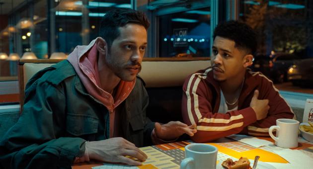 Pete Davidson als Vince & Rhenzy Feliz als Hugo in HOW TO ROB A BANK von Amazon MGM Studios. Bildnachweis: Megan Schoenbachler   © 2026 Amazon Content Services LLC. Alle Rechte vorbehalten.