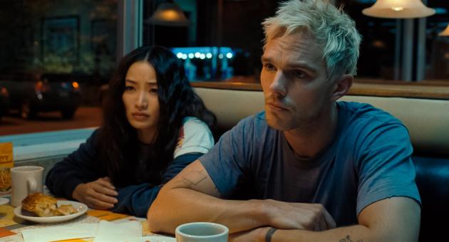 Anna Sawai dans le rôle d'Emi et Nicholas Hoult dans celui de Ryan dans « HOW TO ROB A BANK » d'Amazon MGM Studios. Crédit photo : Megan Schoenbachler   © 2026 Amazon Content Services LLC. Tous droits réservés.