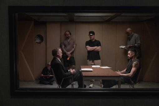 John C. Reilly, le directeur de la photographie Jonathan Sela, le réalisateur David Leitch et Pete Davidson sur le tournage de HOW TO ROB A BANK, produit par Amazon MGM Studios. Crédit photo : Megan Schoenbachler   © 2026 Amazon Content Services LLC. Tous droits réservés.