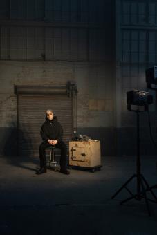 Nicholas Hoult als Ryan in HOW TO ROB A BANK von Amazon MGM Studios. Bildnachweis: Megan Schoenbachler   © 2026 Amazon Content Services LLC. Alle Rechte vorbehalten.