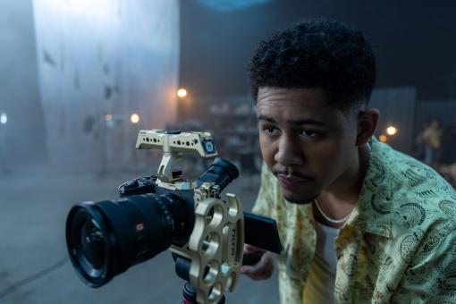 Rhenzy Feliz als Hugo in HOW TO ROB A BANK von Amazon MGM Studios. Bildnachweis: Megan Schoenbachler   © 2026 Amazon Content Services LLC. Alle Rechte vorbehalten.