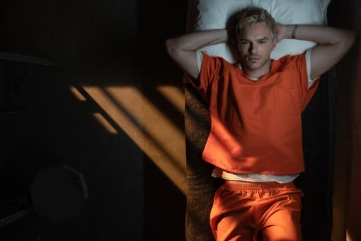 Nicholas Hoult dans le rôle de Ryan dans « HOW TO ROB A BANK » d'Amazon MGM Studios. Crédit photo : Megan Schoenbachler   © 2026 Amazon Content Services LLC. Tous droits réservés.