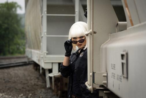 Anna Sawai als Emi in HOW TO ROB A BANK von Amazon MGM Studios. Bildnachweis: Megan Schoenbachler   © 2026 Amazon Content Services LLC. Alle Rechte vorbehalten.