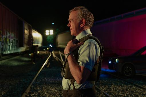 John C. Reilly dans le rôle de l'agent West dans « HOW TO ROB A BANK » d'Amazon MGM Studios. Crédit photo : Megan Schoenbachler   © 2026 Amazon Content Services LLC. Tous droits réservés.