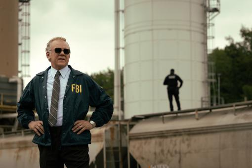 John C. Reilly als Agent West in HOW TO ROB A BANK von Amazon MGM Studios. Bildnachweis: Megan Schoenbachler   © 2026 Amazon Content Services LLC. Alle Rechte vorbehalten.