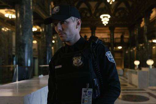 Nicholas Hoult als Ryan in HOW TO ROB A BANK von Amazon MGM Studios. Bildnachweis: Megan Schoenbachler   © 2026 Amazon Content Services LLC. Alle Rechte vorbehalten.